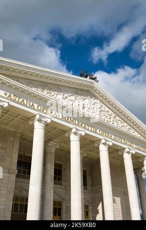 Ingresso frontale con vista sulla facciata dell'Astana Opera e Ballet Theater Hall, in stile greco revival. Ad Astana, Nursultan, Kazakistan. Foto Stock