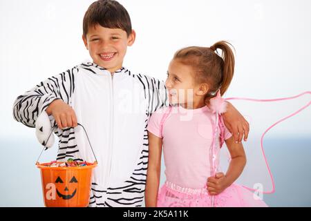 Troppo carino per dire no a. Corto shoy di due bambini carini vestiti in su e pronti per Halloween. Foto Stock