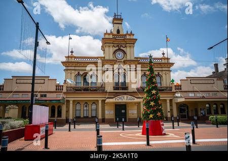 Facciata anteriore dello storico municipio di glen innes, New england, New South wales, australia a Natale complet con l'albero e SEGNO DESIDERIO Foto Stock