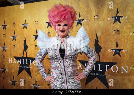 Amburgo, Germania. 06th Ott 2022. La regina del drag Olivia Jones cammina il tappeto rosso per la prima tedesca del musical 'Hamilton' all'Operettenhaus Hamburg. Credit: Christian Charisius/dpa/Alamy Live News Foto Stock