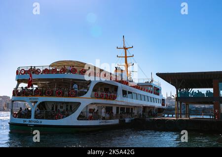 Traghetti di Istanbul. Un traghetto vicino al Molo di Karakoy. Sistema di trasporto pubblico di Istanbul. Istanbul Turchia - 9.30.2022 Foto Stock