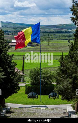 Bandiera rumena e cannoni posti al monumento agli eroi rumeni della seconda guerra mondiale il 30 maggio 2021 a Oarba de Mures, Transilvania Foto Stock