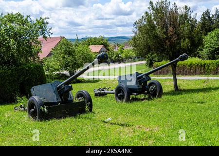 Cannoni posti al monumento agli eroi rumeni della seconda guerra mondiale il 30 maggio 2021 a Oarba de Mures, Transilvania Foto Stock