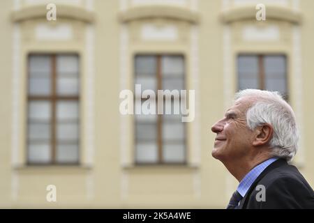 Praga, Repubblica Ceca. 07th Ott 2022. Il capo della politica estera dell'Unione europea Josep Borrell arriva al vertice informale dell'UE al Castello di Praga, nella Repubblica Ceca, il 7 ottobre 2022. Credit: Ondrej Deml/CTK Photo/Alamy Live News Foto Stock