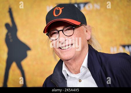 Amburgo, Germania. 06th Ott 2022. Otto Waalkes, comico, arriva sul tappeto rosso per la prima tedesca del musical 'Hamilton' all'Operettenhaus Hamburg. Credit: Christian Charisius/dpa/Alamy Live News Foto Stock