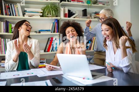 Gruppo di imprenditori e uomini d'affari che lavorano insieme nella sala riunioni. Concetto di lavoro finanziario Foto Stock