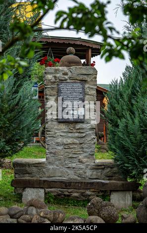 CRISENI, HARGHITA, ROMANIA-GIUGNO 20: Lapide commemorativa nel cortile del museo del cappello di paglia il 20 giugno 2021 a Criseni, Harghita. Foto Stock