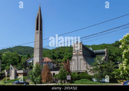 Orsova, Romania - 13 giugno 2022: Cattedrale cattolica romana „Immacolata Concezione” a Orsova, Mehedinti, Romania. Foto Stock