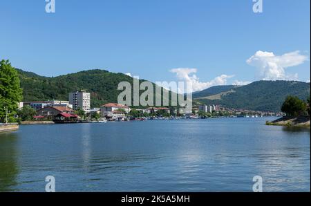 Vista sul Danubio e sulla città di Orsova, Mehedinti, Romania Foto Stock