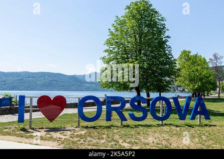 Text „i Love Orsova” nel parco pubblico di Orsova, Mehedinti, Romania. Foto Stock
