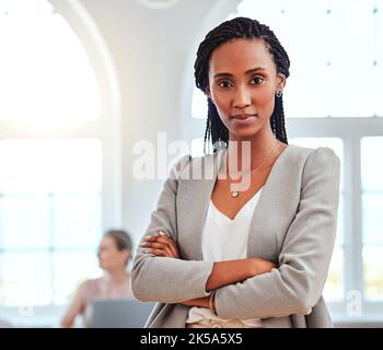 Ritratto, donna afroamericana e leader in piedi in ufficio fiducioso, relax e felice per il successo del business. Orgoglioso, imprenditrice femminile e nero Foto Stock