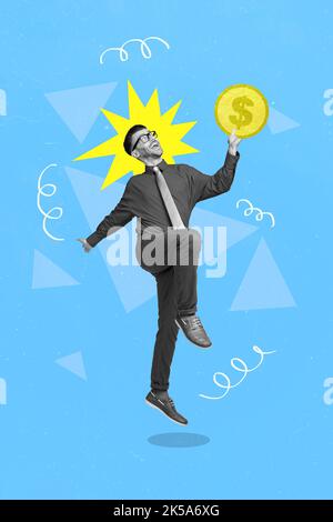 Immagine verticale collage di ragazzo eccitato overjoyed nero bianco gamma mano tenere moneta jumping isolato su sfondo disegno Foto Stock