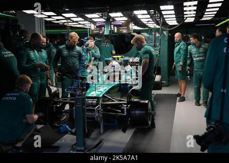 Suzuka, Giappone. 7th Ott 2022. Il pilota tedesco di Aston Martin Sebastian Vettel fa una sosta ai box durante la prima sessione di prove libere del Gran Premio di Formula uno del Giappone che si terrà sul circuito di Suzuka a Suzuka City, in Giappone, il 7 ottobre 2022. Credit: Zhang Xiaoyu/Xinhua/Alamy Live News Foto Stock