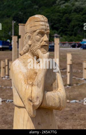 Sculture in legno a tema daciano nel campo di scultura di Polovragi, Gorj, Romania. Foto Stock