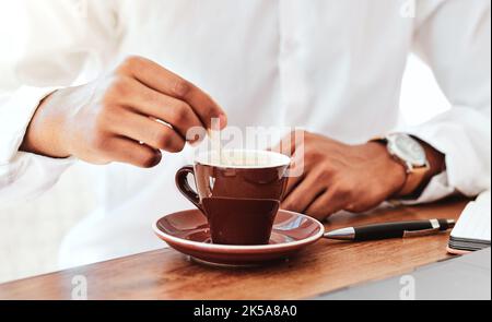 Una tazza di caffè e un uomo d'affari al caffè che si riposano, si rilassano e si rilassano al tavolo o alla scrivania. Stress sollievo, dipendente stanco e imprenditore pensare per le idee su Foto Stock