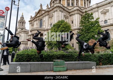 La troupe acrobatica dei Black Blues Brothers che si capovolge e saltano fuori dalla Cattedrale di St Paul di Londra. I Black Blues Brothers sono una troupe di acrobati che si sono esibiti per Papa Francesco al Vaticano, alla Famiglia reale britannica e al Royal Variety Show. I Black Blues Brothers sono in tour nel Regno Unito con il loro spettacolo che è un tributo acrobatico al leggendario film di culto. I fratelli Black Blues hanno fatto uso di un iconico London Red Phone Box per una chiamata fotografica. L'azienda proviene dal Kenya e sta girando nel Regno Unito dopo un tour internazionale e si è esibita al Festival di Edimburgo. Foto Stock