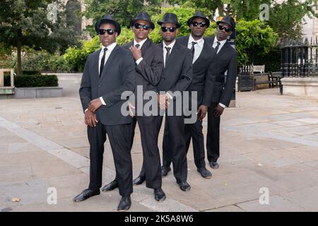 Bilal Musa Huka, Rashid Amini Kulembwa, Seif Mohamed Mlevi, Peter Mnyamosi Obunde e Mohamed Salim Mwakidudu AKA i fratelli Black Blues si trovano fuori dalla Cattedrale di St Paul di Londra. I Black Blues Brothers sono una troupe di acrobati che si sono esibiti per Papa Francesco al Vaticano, alla Famiglia reale britannica e al Royal Variety Show. I Black Blues Brothers sono in tour nel Regno Unito con il loro spettacolo che è un tributo acrobatico al leggendario film di culto. I fratelli Black Blues hanno utilizzato un'iconica scatola telefonica rossa di Londra per una chiamata fotografica. L'azienda proviene dal Kenya e sta girando il Regno Unito dopo un Foto Stock