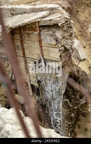 Il vecchio pozzo di accesso alla miniera di sale di Praid, ora chiusa, rischia di crollare il 19 giugno 2021 a Praid, Harghita. Foto Stock