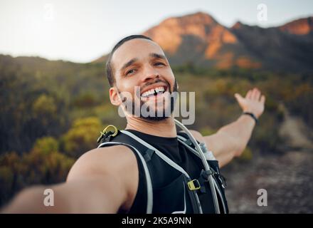 Viaggi, selfie ed escursioni con l'uomo in natura per la libertà, social media e trekking in montagna per le vacanze in Nuova Zelanda avventura. Viaggio, fitness e. Foto Stock