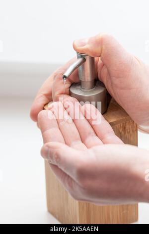 Lavaggio totale delle mani : donna che lava le mani per evitare malattie come il coronavirus Foto Stock