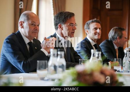 Prag, Repubblica Ceca. 07th Ott 2022. Il cancelliere tedesco OLAF Scholz (fl, SPD), Mark Rutte, primo ministro dei Paesi Bassi, e il presidente francese Emmanuel Macron, assistono all'apertura simbolica del "Istituto di geopolitica di Bruxelles”, a margine del vertice informale dell'Unione europea. Tra gli argomenti trattati figurano la guerra della Russia contro l'Ucraina, la crisi energetica e la situazione economica. Credit: Kay Nietfeld/dpa/Alamy Live News Foto Stock