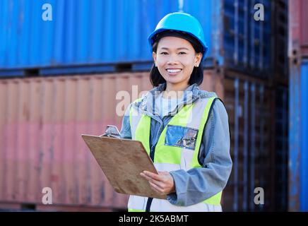 Logistica, carico e una donna con lista di controllo inventario sulla clipboard. Cantiere per container, catena di fornitura e dipendente del porto di spedizione felice dal Giappone. Sorridi Foto Stock