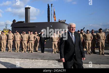 Valletta, Malta. 07th Ott 2022. Il presidente federale Frank-Walter Steinmeier visita il sommergibile U35. Oltre ai colloqui bilaterali e alla visita all'Istituto culturale tedesco-maltese, il programma prevede anche uno scambio con le autorità locali sulle questioni relative all'immigrazione e all'asilo. Credit: Britten/dpa/Alamy Live News Foto Stock