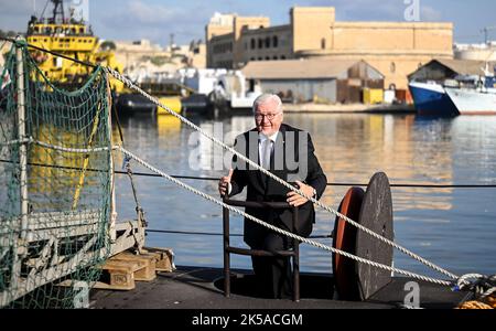 Valletta, Malta. 07th Ott 2022. Il presidente federale Frank-Walter Steinmeier visita il sommergibile U35. Oltre ai colloqui bilaterali e alla visita all'Istituto culturale tedesco-maltese, il programma prevede anche uno scambio con le autorità locali sulle questioni relative all'immigrazione e all'asilo. Credit: Britten/dpa/Alamy Live News Foto Stock