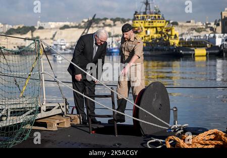 Valletta, Malta. 07th Ott 2022. Il presidente federale Frank-Walter Steinmeier visita il sommergibile U35. Oltre ai colloqui bilaterali e alla visita all'Istituto culturale tedesco-maltese, il programma prevede anche uno scambio con le autorità locali sulle questioni relative all'immigrazione e all'asilo. Credit: Britten/dpa/Alamy Live News Foto Stock