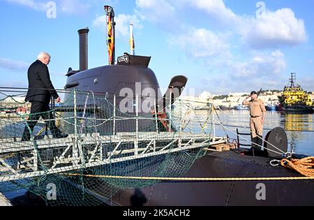 Valletta, Malta. 07th Ott 2022. Il presidente federale Frank-Walter Steinmeier visita il sommergibile U35. Oltre ai colloqui bilaterali e alla visita all'Istituto culturale tedesco-maltese, il programma prevede anche uno scambio con le autorità locali sulle questioni relative all'immigrazione e all'asilo. Credit: Britten/dpa/Alamy Live News Foto Stock