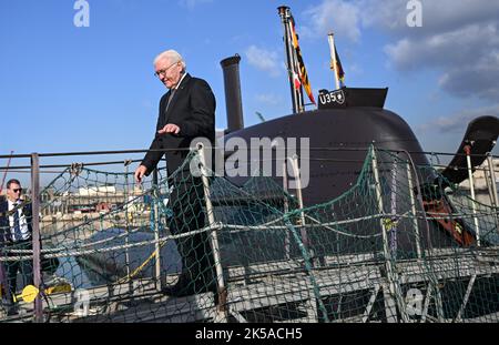 Valletta, Malta. 07th Ott 2022. Il presidente federale Frank-Walter Steinmeier visita il sommergibile U35. Oltre ai colloqui bilaterali e alla visita all'Istituto culturale tedesco-maltese, il programma prevede anche uno scambio con le autorità locali sulle questioni relative all'immigrazione e all'asilo. Credit: Britten/dpa/Alamy Live News Foto Stock