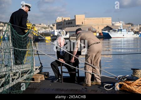 Valletta, Malta. 07th Ott 2022. Il presidente federale Frank-Walter Steinmeier visita il sommergibile U35. Oltre ai colloqui bilaterali e alla visita all'Istituto culturale tedesco-maltese, il programma prevede anche uno scambio con le autorità locali sulle questioni relative all'immigrazione e all'asilo. Credit: Britten/dpa/Alamy Live News Foto Stock