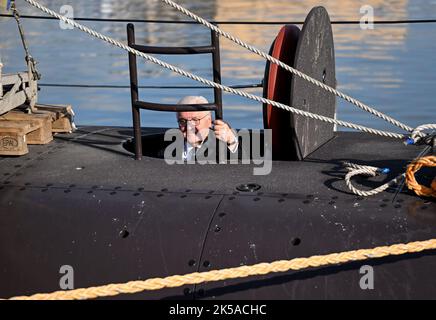 Valletta, Malta. 07th Ott 2022. Il presidente federale Frank-Walter Steinmeier visita il sommergibile U35. Oltre ai colloqui bilaterali e alla visita all'Istituto culturale tedesco-maltese, il programma prevede anche uno scambio con le autorità locali sulle questioni relative all'immigrazione e all'asilo. Credit: Britten/dpa/Alamy Live News Foto Stock