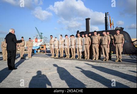 Valletta, Malta. 07th Ott 2022. Il presidente federale Frank-Walter Steinmeier è accolto dall'equipaggio all'attracco del sommergibile U35. Oltre ai colloqui bilaterali e alla visita all'Istituto culturale tedesco-maltese, il programma prevede anche uno scambio con le autorità locali sulle questioni relative all'immigrazione e all'asilo. Credit: Britten/dpa/Alamy Live News Foto Stock