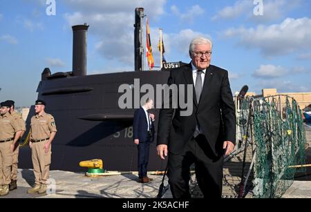 Valletta, Malta. 07th Ott 2022. Il presidente federale Frank-Walter Steinmeier visita il sommergibile U35. Oltre ai colloqui bilaterali e alla visita all'Istituto culturale tedesco-maltese, il programma prevede anche uno scambio con le autorità locali sulle questioni relative all'immigrazione e all'asilo. Credit: Britten/dpa/Alamy Live News Foto Stock