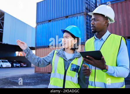 Logistica, tablet e team per la spedizione industriale di lavoratori che controllano il magazzino nel deposito container. Persone aziendali o appaltatori nel lavoro di squadra Foto Stock