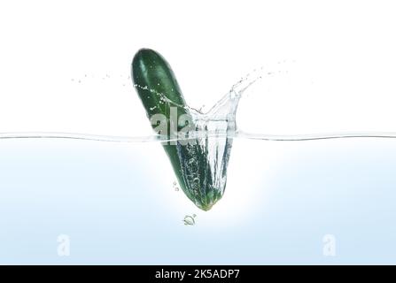 Zuchini spruzzi d'acqua. Vista laterale su sfondo bianco. Foto Stock