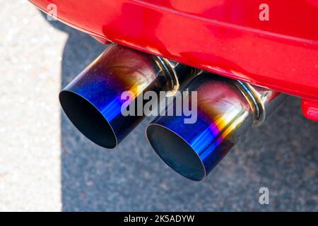 doppio tubo di scarico di un'auto rossa. Foto di alta qualità Foto Stock