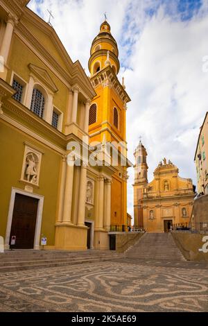Basilique Saint-Michel e Cappella dei Penitenti Bianchi, Mentone, Francia. Il centro storico collinare e medievale sulla Costa Azzurra, nelle Alpi Marittime Foto Stock