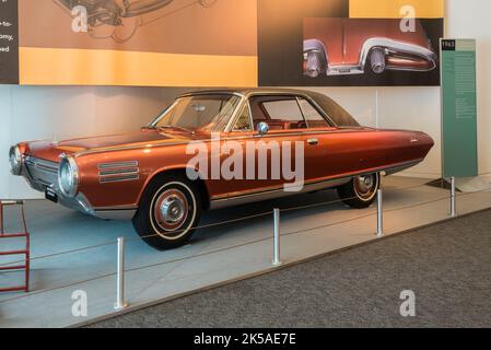 AUBURN HILLS, MI/USA - 19 AGOSTO 2016: Un'autovettura a turbina Chrysler del 1963, Walter P. Chrysler Museum. Foto Stock