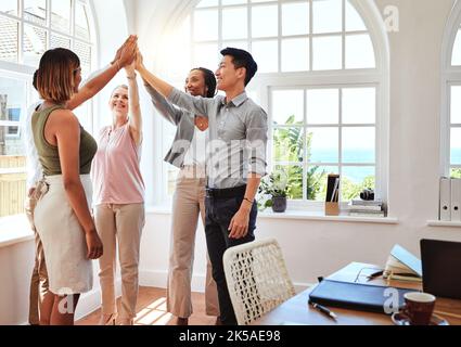 Corporate, lavoro di squadra e High Five per il successo in ufficio per idea di progetto professionale. Persone multirazziali felici di una collaborazione di successo Foto Stock