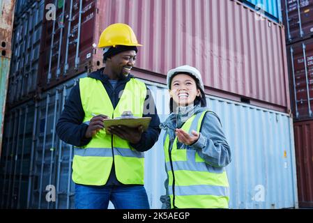 Magazzino, gestione e carico stock con l'uomo e la donna discutere checklist e ridere di fabbrica. Logistica, spedizioni e colleghi che lavorano Foto Stock