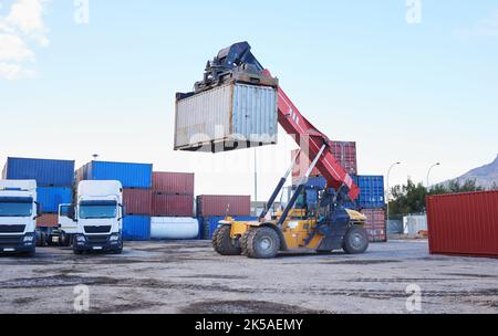 Industria logistica, contenitori di spedizione di carrelli elevatori per l'esportazione del camion di distribuzione e della catena di approvvigionamento in Canada. Trasporto internazionale per e-commerce Foto Stock