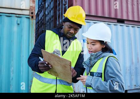 Il team di logistica, appunti e diversità lavora sulla lista di controllo per la consegna o l'inventario delle spedizioni di merci, container e supply chain. Collaborazione, uomo nero Foto Stock