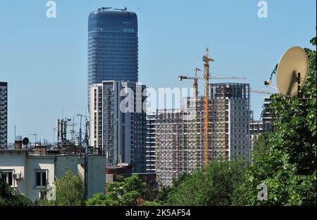 Lungomare della città di Belgrado sulla riva destra del fiume Sava. Nuova vista della città e nuovo grande edificio sito. Foto Stock