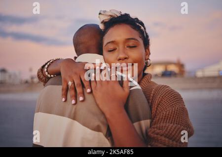 Amore, pace e calmo abbraccio nero coppia mentre rilassarsi all'aperto data per la libertà, legame e godere di qualità tempo insieme. Romanticismo, vacanza e giovani Foto Stock