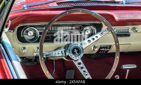 GROSSE POINTE SHORES, MI/USA - 19 GIUGNO 2016: Primo piano di un cruscotto Ford Mustang 1964 1/2 con rivestimento cromato, EyesOn Design Car Show. Foto Stock