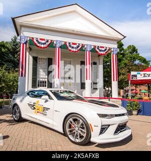 DEARBORN, MI/USA - 18 GIUGNO 2016: Una Chevrolet Camaro Indy Pace Car del 2016 al Motor Muster di Henry Ford (THF), vicino a Detroit. Foto Stock