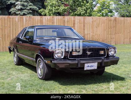 DEARBORN, MI/USA - 18 GIUGNO 2016: Un'auto Ford Mustang II del 1977 al Motor Muster show di Henry Ford (THF), Greenfield Village, vicino a Detroit, Michigan. Foto Stock