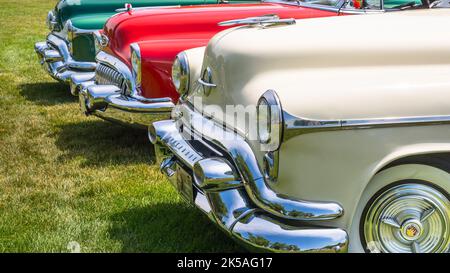 DEARBORN, MI/USA - 18 GIUGNO 2016: Primo piano, 1953 Oldsmobile Fiesta 98, Buick Roadmaster Skylark e Oldsmobile 98 al Motor Muster Henry Ford (THF). Foto Stock